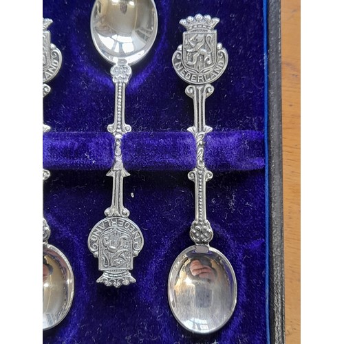 582 - 6 x Coffee Spoons in Presentation Box