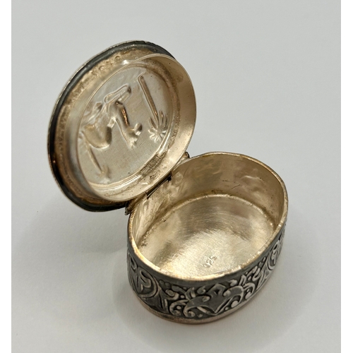 588A - Sterling Silver Stamped 925 Decorative Lidded Pill Box. 4cm x 3cm x 1cm, 21.7Grams.