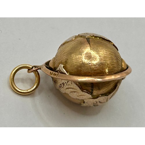 104 - 14Ct Gold Spinning Glob Pendant. 3cm, 3.75Grams.