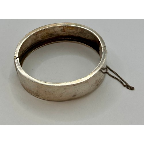 122 - Decorative Floral Decoration Silver Pinch Bracelet. 10cm, 21.02Grams.