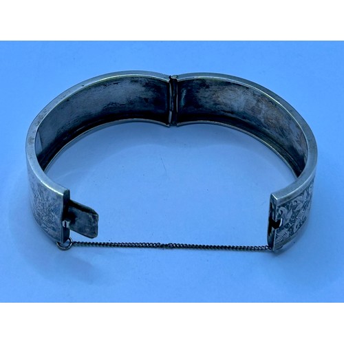122 - Decorative Floral Decoration Silver Pinch Bracelet. 10cm, 21.02Grams.