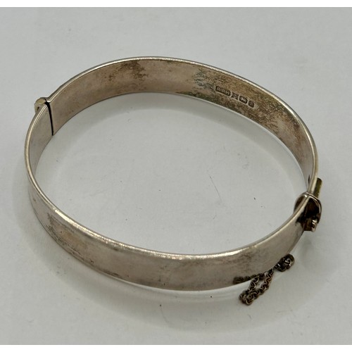 125 - Silver Hallmarked Decorative Pinch Bracelet. 7cm, 30.83Grams.