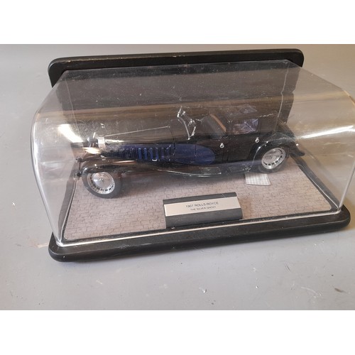 66 - Franklin Mint 1/24th Scale Model of 1907 rolls royce the silver ghost  Coup in a Display Case