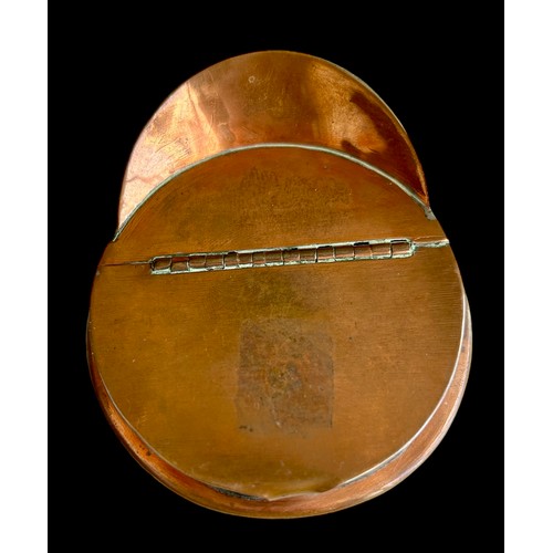 49 - WWI Copper & Brass Snuff Box In The Form Of A Royal Naval Officers Cap
Size 9.4cm x 8.5cm x 3.5cm