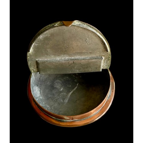 49 - WWI Copper & Brass Snuff Box In The Form Of A Royal Naval Officers Cap
Size 9.4cm x 8.5cm x 3.5cm