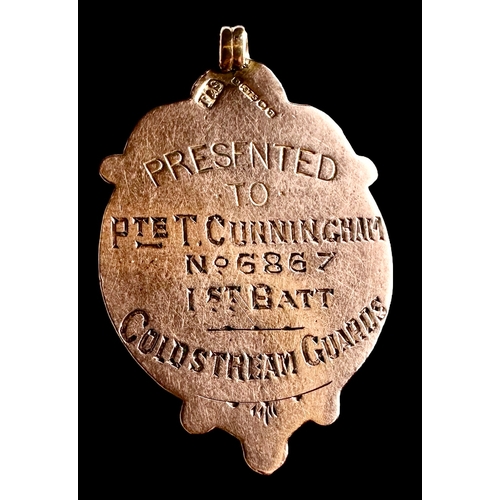 216 - 9ct Gold WWI Tribute Medal Pte T Cunningham 6867 1st Batt Coldstream Guards Weight 4.1g Size 3.6cm x... 