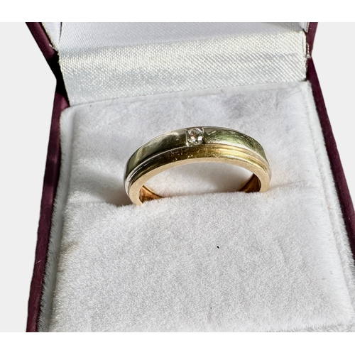 370 - 18kt Gold (White & Yellow) & Diamond Ring