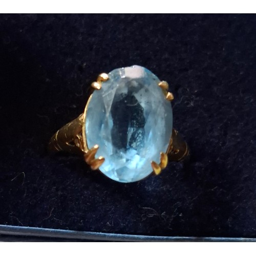 505 - 9ct Gold Dress Ring with Blue Stone Size L