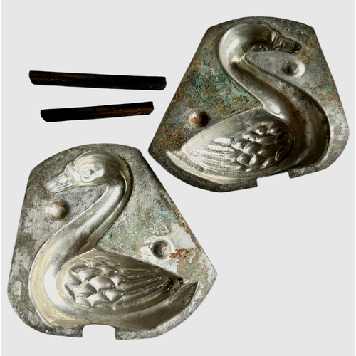 197 - 19th Century Copper Chocolate Mould In The Form Of A Swan, Trottier Paris Size 11cm x 10cm x 4cm