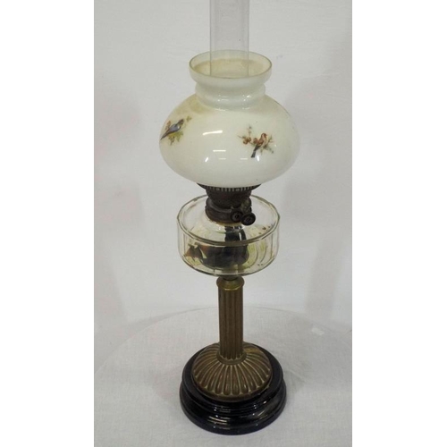 47 - Victorian brass table oil lamp with clear glass bowl, bird and foliate decorated shade, on circular ... 