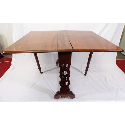 134 - Victorian mahogany Pembroke table with drop leaves, pull-out supports, turned legs and stretcher, wi... 