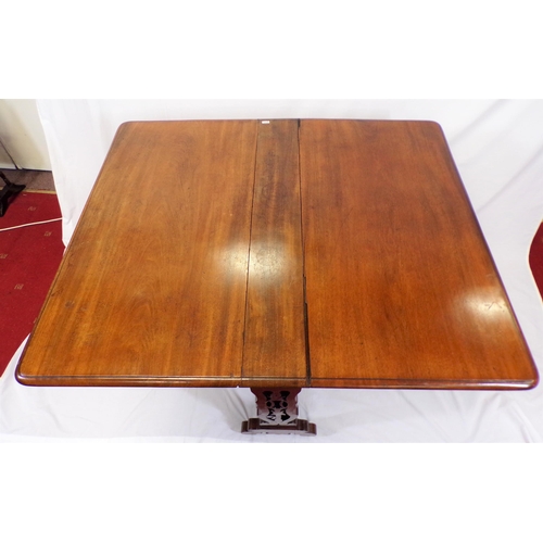 134 - Victorian mahogany Pembroke table with drop leaves, pull-out supports, turned legs and stretcher, wi... 