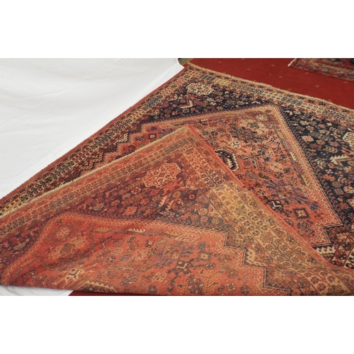 48 - Large Kashkai Persian rug with foliate decoration