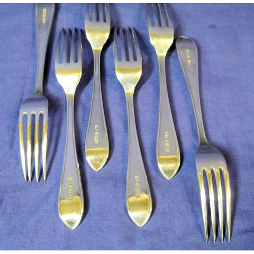 106 - Set of six Sheffield silver dinner forks with angular handles, dated 1931, 302g