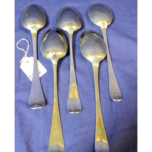 107 - Five Georgian London silver serving spoons, two crested, with Old English Pattern handles, 308g