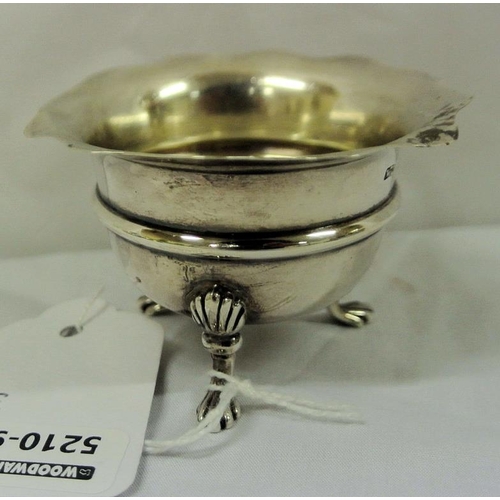 96 - Birmingham silver salt cellar with wavy rim and claw feet, dated 1900, 39g, with blue glass liner