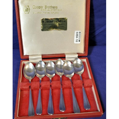 99 - Six Sheffield silver teaspoons, dated 1973, in presentation case