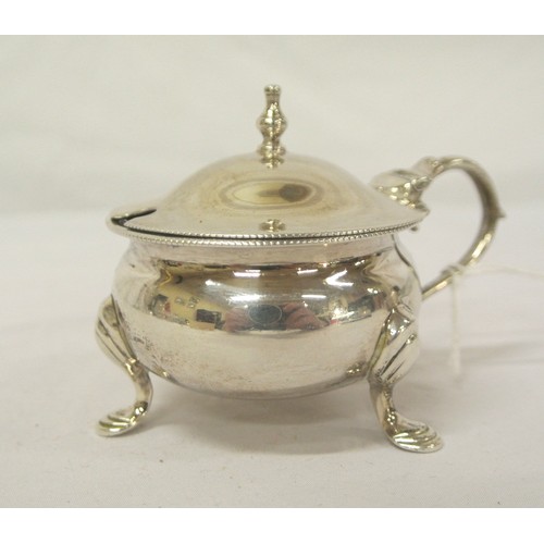 143 - Edward VII Chester silver mustard pot with beaded rim, shaped handle, on pad feet, dated 1915, 100g