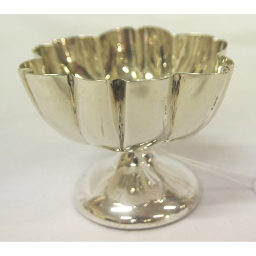 152 - Birmingham silver raised sweet bowl with wavy borders, on round spreading base, dated 1906, 116g