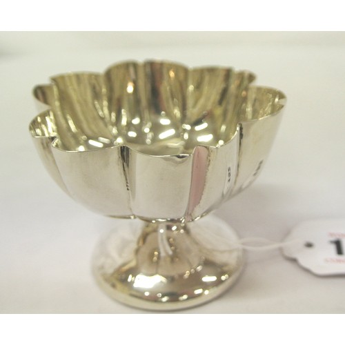 152 - Birmingham silver raised sweet bowl with wavy borders, on round spreading base, dated 1906, 116g