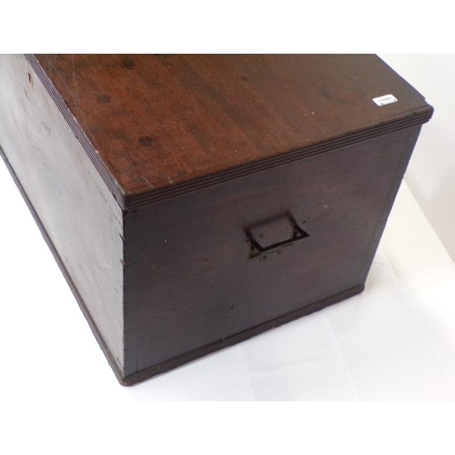53 - Georgian mahogany wine cooler box with reeded borders and sectioned interior