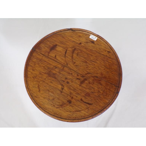 91 - Georgian oak round occasional or lamp table with reeded border, on vase turned column, on hipped tri... 