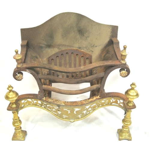 204 - Victorian brass and cast iron serpentine fronted fire grate with shaped finials and pierced decorati... 