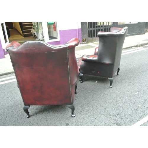 270 - Pair of Georgian design wingback library armchairs with buttoned leather upholstery, brass buttons, ... 