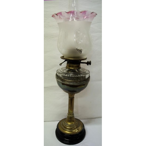 138 - Victorian brass table oil lamp with round base, glass bowl and etched shade