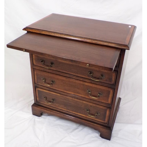 149 - Georgian crossbanded mahogany and oak bachelors chest of four drawers with pull-out slide, brass dro... 