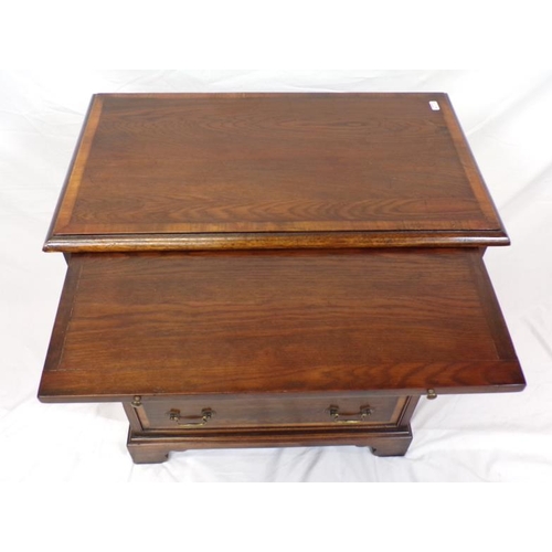 149 - Georgian crossbanded mahogany and oak bachelors chest of four drawers with pull-out slide, brass dro... 