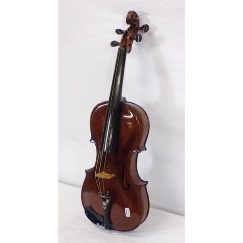 17 - Vintage violin with bow in carrying case