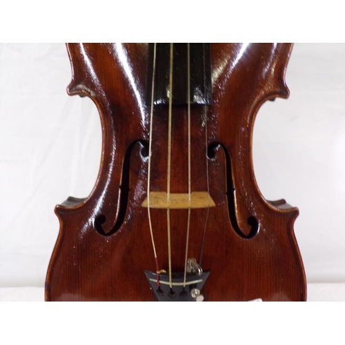 17 - Vintage violin with bow in carrying case