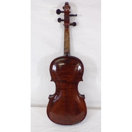 17 - Vintage violin with bow in carrying case