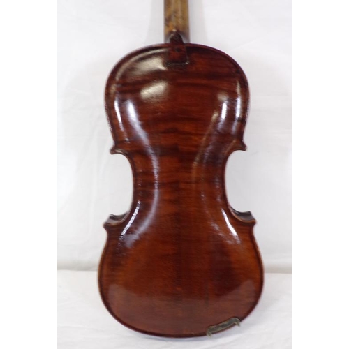 17 - Vintage violin with bow in carrying case