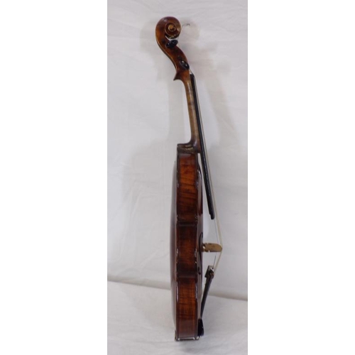 17 - Vintage violin with bow in carrying case