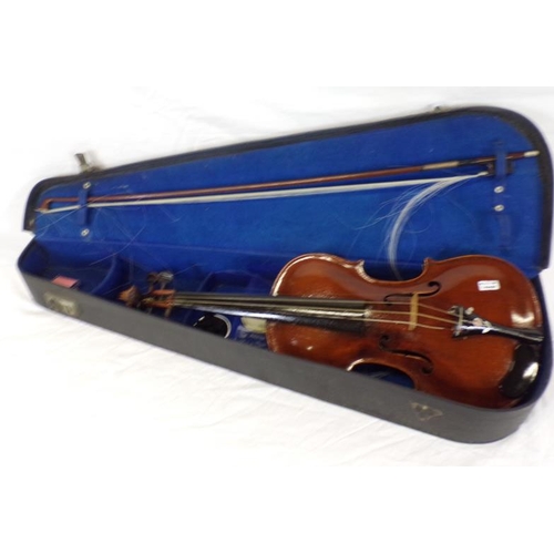 17 - Vintage violin with bow in carrying case