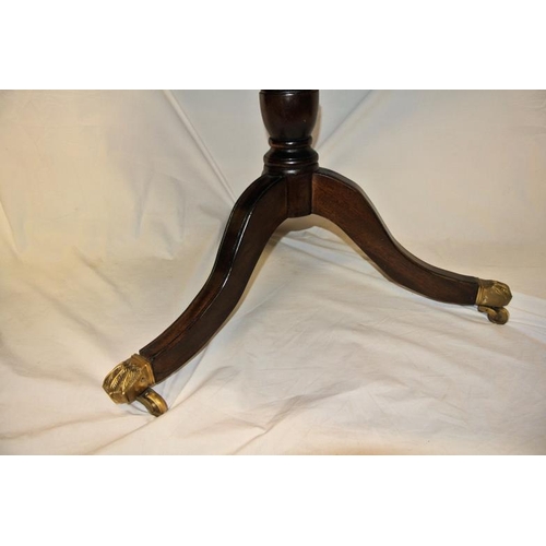 24 - Edwardian oval occasional or coffee table with vase shaped column, on shaped reeded tripod, with bra... 