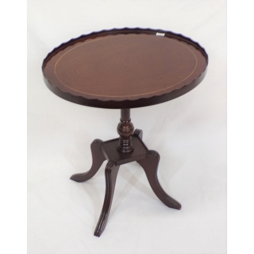 121 - Edwardian style inlaid mahogany oval occasional or lamp table with wavy border, vase turned column, ... 