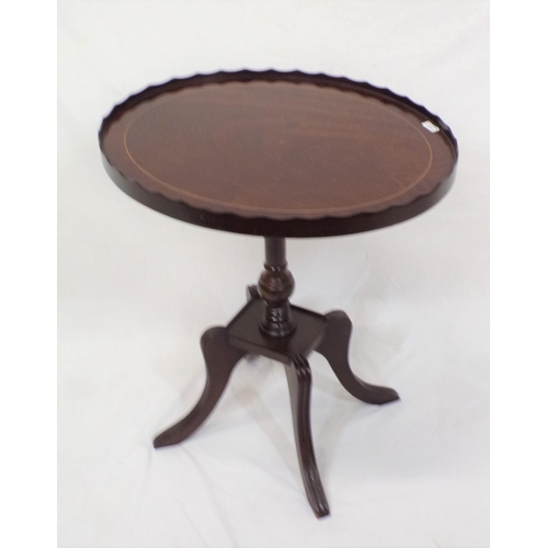 121 - Edwardian style inlaid mahogany oval occasional or lamp table with wavy border, vase turned column, ... 