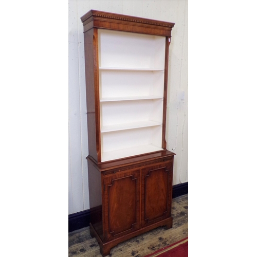 20 - Edwardian mahogany bookcase with dentil frieze, reeded shelving, pull-out shelf, press under, on bra... 