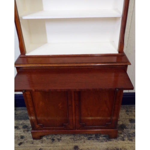 20 - Edwardian mahogany bookcase with dentil frieze, reeded shelving, pull-out shelf, press under, on bra... 