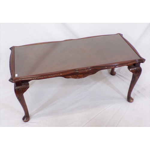 39 - Edwardian style coffee table with glass inset, serpentine borders, on cabriole legs and a matching s... 