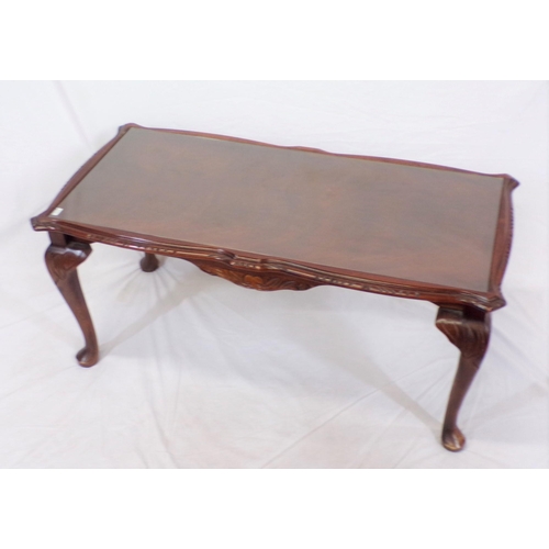 39 - Edwardian style coffee table with glass inset, serpentine borders, on cabriole legs and a matching s... 