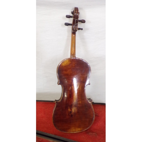 42 - Vintage violin in carrying case