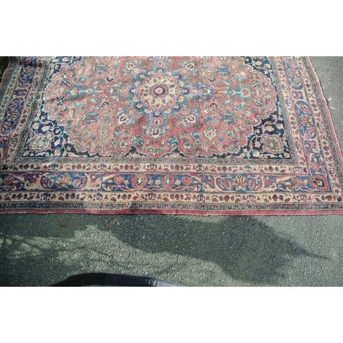 52 - 3 Iranian rugs, richly decorated. 270 x 210cm, 350 x 270cm, 260 x 200cm