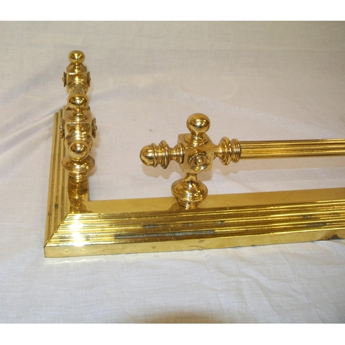 136 - Edwardian brass fire kerb with reeded rails and ball finials