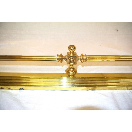 136 - Edwardian brass fire kerb with reeded rails and ball finials