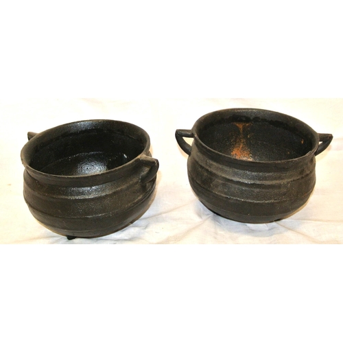 208 - Pair of cast iron skillet pots with shaped handles and legs