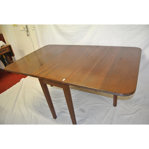 50 - Edwardian mahogany pembroke table with drop leraves, reeded borders, gateleg supports, on tapering l... 